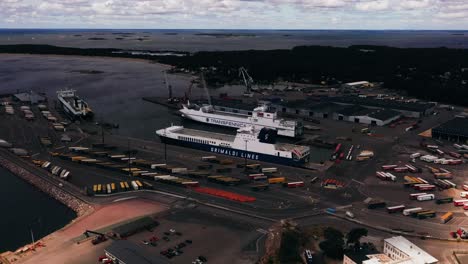 Vista-Aérea-De-Los-Transbordadores-En-Un-Puerto-Marítimo,-Soleado,-Día-De-Verano-En-Hanko,-Finlandia---Retroceder,-Tiro-De-Drones