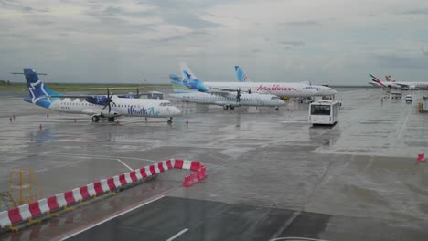 Velana-International-Airport-In-Male-An-Einem-Geschäftigen-Bewölkten-Tag-Mit-Bussen-Und-Flugzeugen,-Die-Draußen-Geparkt-Sind