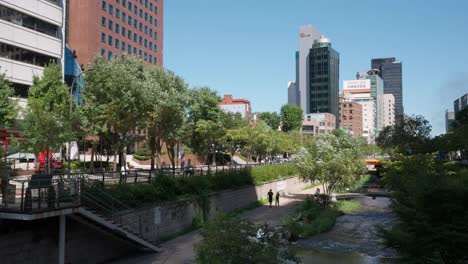 Cheonggyecheon-Stream-Park-with-Crowd-of-People-Relaxing-on-Summer-Beautiful-Day-in-Seoul-City,-South-Korea