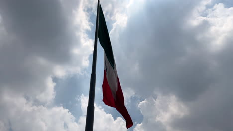 Toma-En-Cámara-Lenta-De-La-Bandera-De-México-Ondeando-En-El-Zócalo-De-La-Ciudad-De-México-En-El-Asta-De-La-Bandera