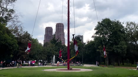 Toma-En-Cámara-Lenta-De-Los-Volantes-Tradicionales-De-Papantla-Cerca-Del-Final-De-Su-Espectáculo-En-La-Ciudad-De-México