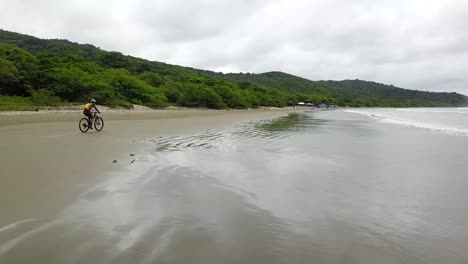 Beachbiker,-Nicaragua,-San-Juan-Sur,-MTB-Wettkampf-Am-Strand,-Nicaragua,-MTB-Wettkampf-Am-Strand,-Luftvideo,-Radfahren