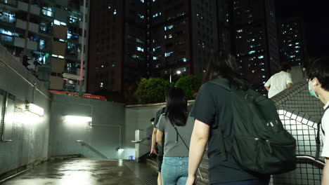 Peatones-Caminando-De-Noche-En-Una-Capital-Asiática-Metropolitana-Segura-Con-Máscara-Protectora