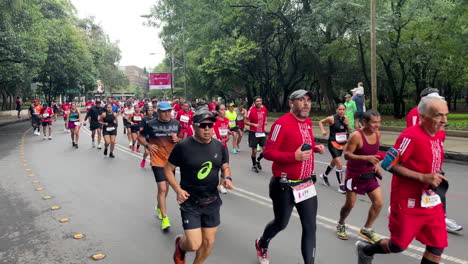 Toma-En-Cámara-Lenta-De-Un-Equipo-De-Corredores-Durante-El-Maratón-De-La-Ciudad-De-México-2022