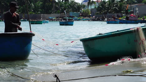 Pescador-Clasificando-Una-Red-De-Un-Barco-A-Otro