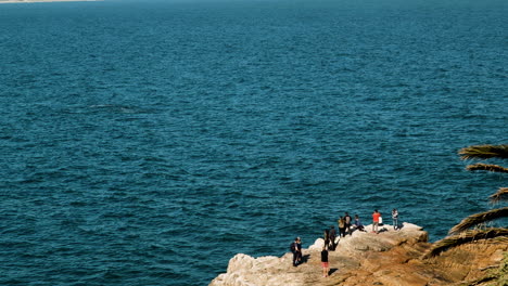 Tourists-on-rocky-shoreline-whale-watching-in-whale-capital-of-Hermanus