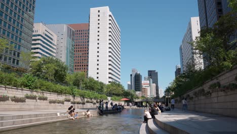 Cheonggyecheon-En-Seúl-Con-Gente-Descansando-Frente-Al-Mar