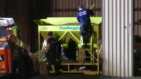 Volunteers-Bagging-Sand-At-Night-In-Abbotsford,-BC,-Canada