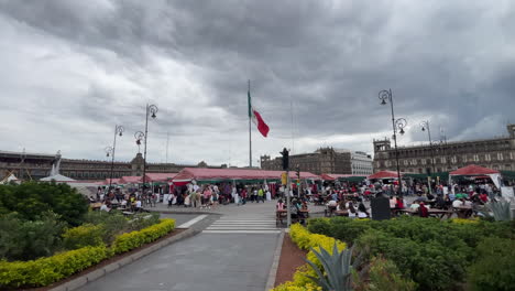 Toma-En-Cámara-Lenta-De-La-Bandera-De-México-Ondeando-En-El-Zócalo-De-La-Ciudad-De-México-Durante-La-Puesta-De-Sol