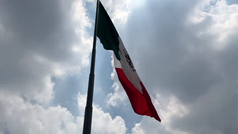 Toma-En-Cámara-Lenta-De-La-Bandera-De-México-Ondeando-En-El-Zócalo-De-La-Ciudad-De-México-En-Un-Día-Nublado