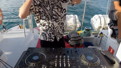 Dj,-Der-Musik-Auf-Einem-Katamaran-segelboot-Für-Eine-Hochzeitsfeier-Spielt