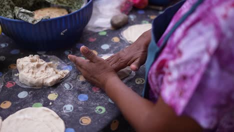 Mujer-Amasando,-Comida-Callejera,-Nicaragua,-San-Juan-Sur,-Tortillas-De-Maíz,-Vendedor-Ambulante,-Managua