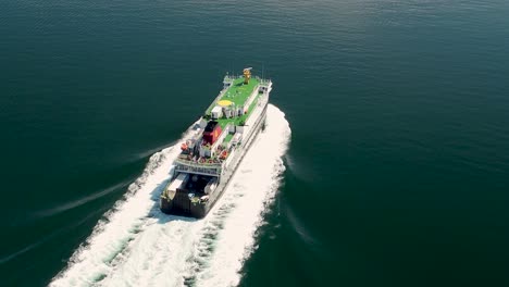 Toma-Aérea-De-Un-Ferry-Caledonian-Macbrayne-Navegando-Hacia-La-Isla-De-Mull