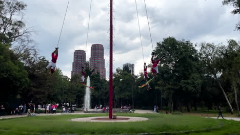 Toma-En-Cámara-Lenta-De-Los-Tradicionales-Voladores-De-Papantla-En-Chapultepec,-Ciudad-De-México