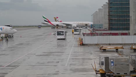 Velana-International-Airport-In-Male-An-Einem-Geschäftigen-Bewölkten-Tag-Mit-Bussen-Und-Flugzeugen,-Die-Draußen-Geparkt-Sind