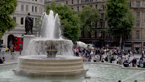 Fuente-De-Trafalgar-Square-Y-Estatua-De-Henry-Havelock,-Londres,-Inglaterra