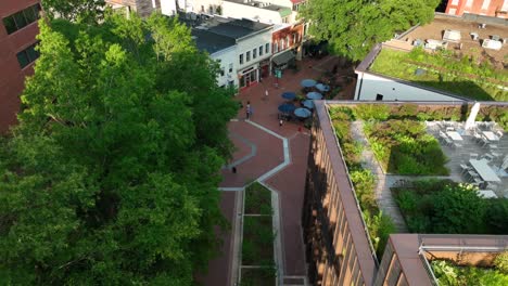 La-Gente-Disfruta-Del-Centro-Comercial-Al-Aire-Libre-En-Charlottesville,-Virginia