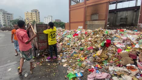 Lugareños-Junto-Al-Edificio-De-Residuos-Municipales-Junto-A-La-Pila-De-Basura-En-La-Carretera-En-Bangladesh