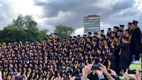 Toma-En-Cámara-Lenta-De-Estudiantes-De-La-Unam-Celebrando-Su-Graduación