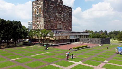 Gente-Disfrutando-De-Un-Día-Soleado-En-Las-Islas-Junto-A-La-Biblioteca-Central-De-La-Unam