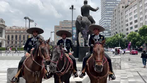 Disparo-De-Policías-Montados-A-Caballo-En-La-Alameda-Central-De-La-Ciudad-De-México