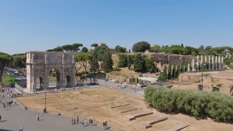 Vista-De-Grupos-De-Turistas-Junto-Al-Arco-De-Constantino-Y-El-Foro-Romano-En-Roma,-Italia