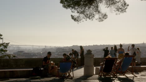 Familia-Relájese-Y-Disfrute-De-La-Romántica-Puesta-De-Sol-En-El-Castillo-De-San-Jorge-En-Lisboa