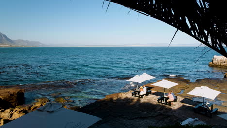 Turistas-En-El-Restaurante-De-La-Cueva-De-Bientang-En-Las-Rocas-Avistamiento-De-Ballenas,-Hermanus