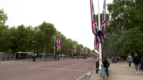 Drapierte-Union-Jack-Flaggen,-Die-Das-Einkaufszentrum-Säumen,-In-Vorbereitung-Auf-Das-Staatsbegräbnis-Für-Königin-Elizabeth-II