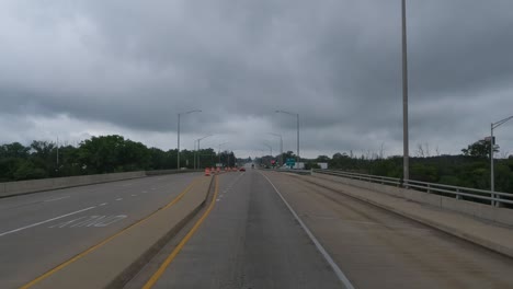 Punto-De-Vista:-Conducir-En-Una-Autopista-De-Un-Solo-Carril-En-Los-EE.-UU.