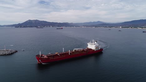 Vista-Aérea-Alrededor-De-Un-Camión-Cisterna-Vacío,-Moviéndose-Hacia-El-Puerto-Marítimo-De-Manzanillo,-En-México---Dando-Vueltas,-Tiro-De-Drones