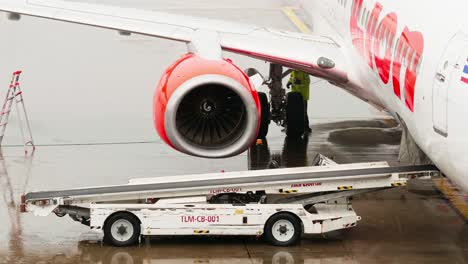 Cargar-Equipaje-En-El-Avion