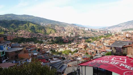 Bergtal-Sonniger-Tag-In-Der-Nähe-Von-Comuna-13-In-Medellin-Kolumbien