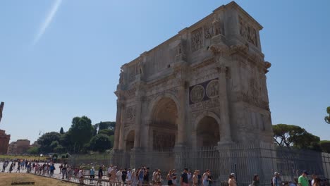 Exterior-of-the-famous-Colosseum-and-the-triumphal-Arch-of-Constantine-in-Rome,-Roman-Empire