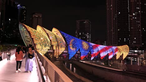 Statische-Nächtliche-Aufnahme-Der-Atemberaubenden,-Beleuchteten-Saloma-brücke-In-Kuala-Lumpur,-Malaysia