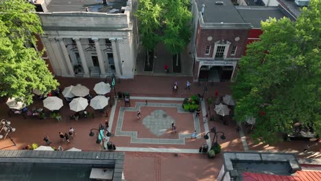 Banco-Nacional-De-Virginia-En-El-Centro-Comercial-Al-Aire-Libre-Con-Pasarela-Peatonal