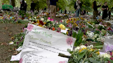 12-De-Septiembre-De-2022:-Mensaje-Escrito-A-Mano-Para-La-Reina-Isabel-II-En-Papel-Blanco-Entre-Tributos-Florales-En-Green-Park