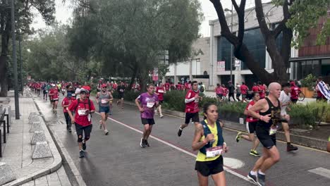 Toma-De-Un-Grupo-De-Corredores-Del-Maratón-De-La-Ciudad-De-México-2022-Mientras-Pasan-Por-La-Ciudad