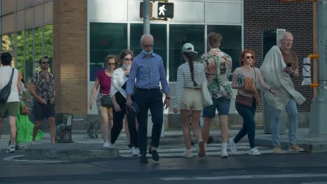 Gente-Cruzando-La-Calle-En-La-Ciudad-De-Nueva-York