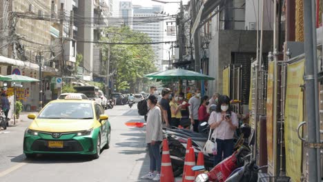 Templo-Maha-Uma-Devi-En-Silom-Road-Con-Muchas-Personas-Que-Vienen-A-Visitar