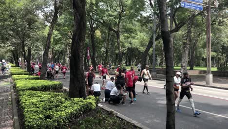 Aufnahme-Einer-Gruppe-Von-Teilnehmern-Des-Marathons-In-Mexiko-Stadt,-Die-Am-Paseo-De-La-Reforma-Medizinische-Grundversorgung-Erhalten