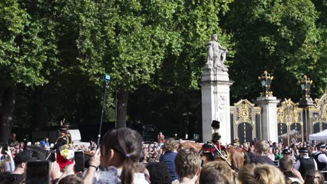 Haushalt-Berittenes-Kavallerieregiment,-Das-Nach-Dem-Tod-Von-Königin-Elizabeth-II.-Entlang-Des-Constitution-Hill-An-Menschenmassen-Vor-Dem-Buckingham-Palace-Vorbeireitet