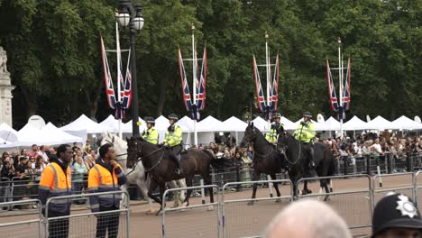 Se-Reunió-Con-La-Policía-A-Caballo-Entre-Multitudes-Y-Transmitió-Tiendas-De-Campaña-Fuera-Del-Palacio-De-Buckingham-Después-De-La-Muerte-De-La-Reina-Isabel-Ii