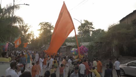 Los-Devotos-Hindúes-Albergan-La-Bandera-Religiosa-De-Azafrán-Durante-La-Procesión-Religiosa-De-Ram-Rath-Con-Motivo-Del-Festival-Anual-De-Ram-Navmi