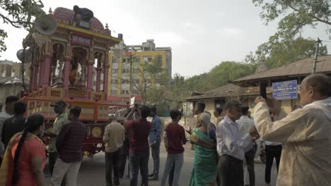 Anhänger-Klicken-Bilder-Von-Lord-Hanuman-Während-Der-Ram-Rath-Prozession-An,-Die-Von-Kalaram-Mandir-Aus-Startete,-Um-Am-Abend-Das-Heilige-Fest-Von-Ram-Navmi-Zu-Feiern