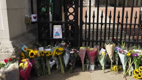 Homenajes-Florales-Por-La-Muerte-De-La-Reina-Isabel-II-En-Las-Puertas-Del-Palacio-De-Buckingham