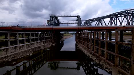 Vorwärtsbewegung-In-Der-Luft-Durch-Den-Kanal-Unter-Der-Stählernen-Zugbrücke-Zugangsantrieb-Für-Große-Frachtschiffe,-Um-Auf-Der-Ijssel-Vorbeizufahren