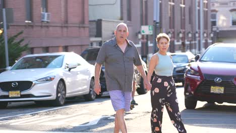 Pareja-Caminando-Por-Una-Calle-De-La-Ciudad-De-Nueva-York