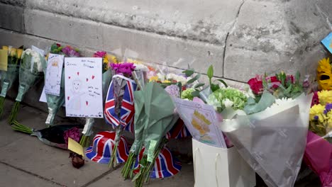 Children-drawings-and-floral-tributes-for-the-queen-Elizabeth-in-memorial