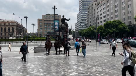 Tiro-De-La-Policía-Montada-En-La-Alameda-Central-De-La-Ciudad-De-México-Durante-La-Mañana